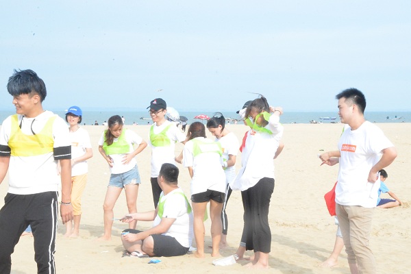 八月撕名牌大赛：沙滩音乐美食趴