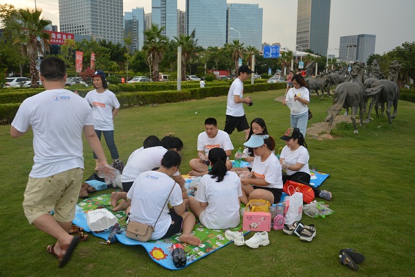 八月撕名牌大赛：沙滩音乐美食趴