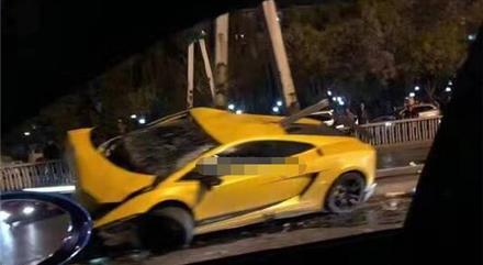 兰博基尼撞匝道栏 开车撞到障碍物保险赔偿?自费?