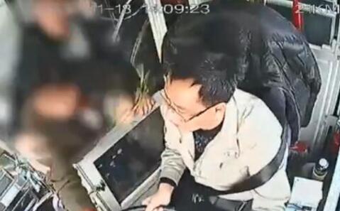 大妈抢公交方向盘犯什么罪?危险驾驶保险赔吗?