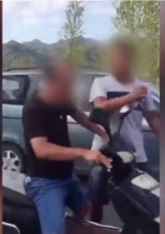 拦路扇老师耳光原因是什么?构成侮辱罪?保险理赔吗?